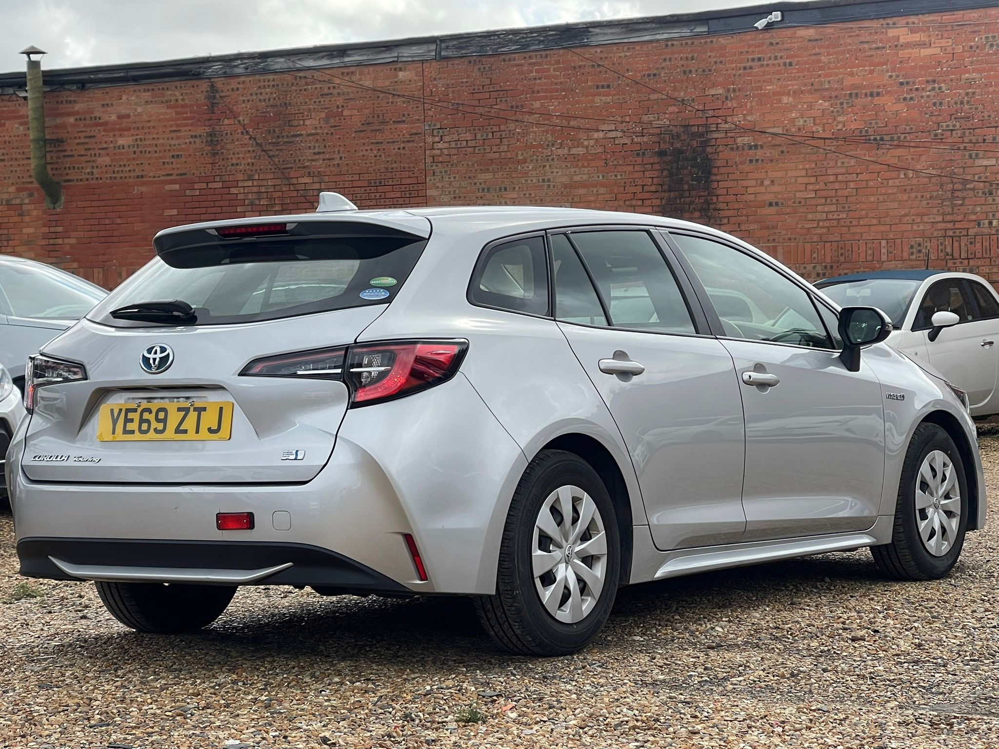 
								Toyota Corolla Touring full									