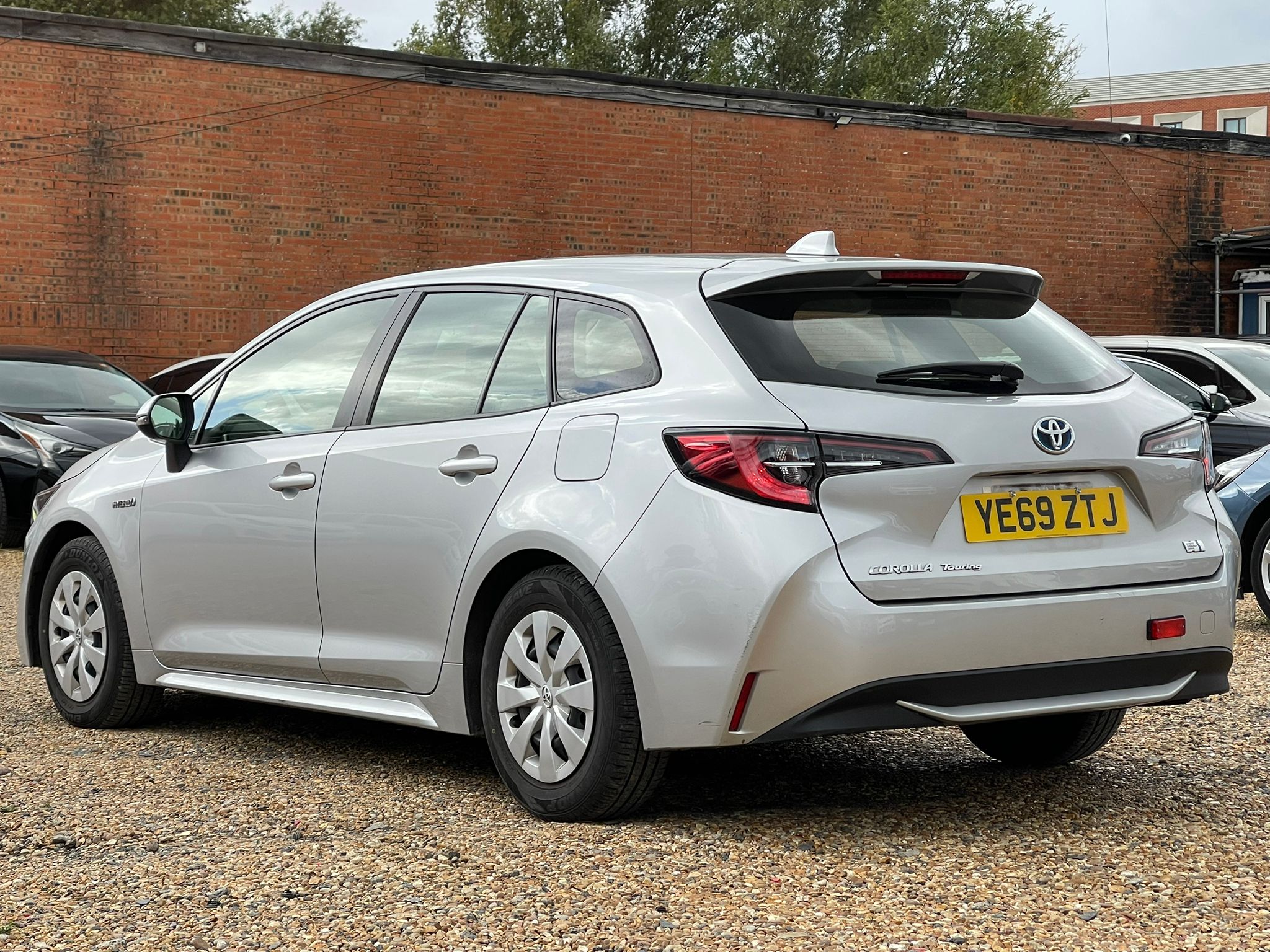 
								Toyota Corolla Touring full									