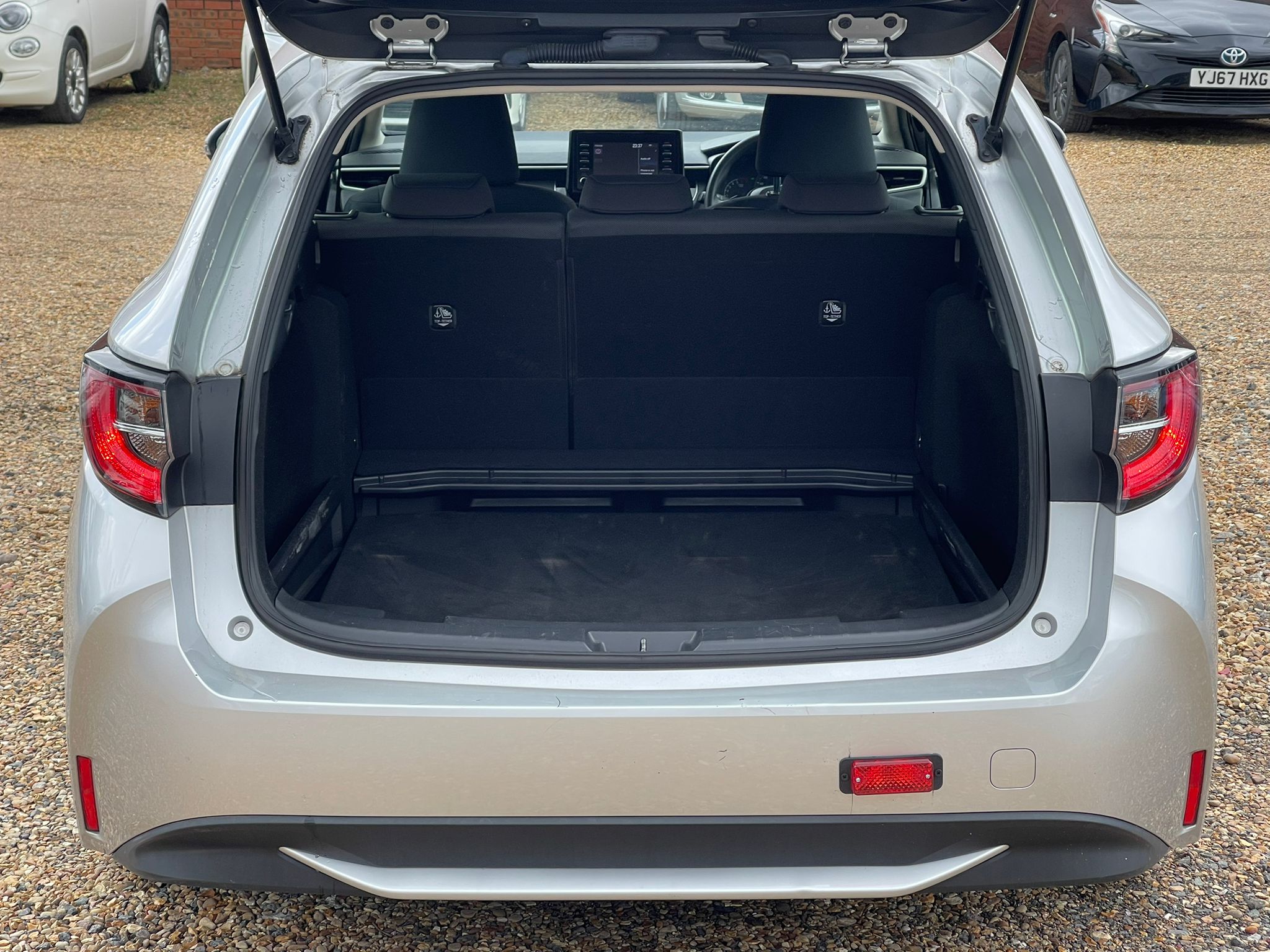 
								Toyota Corolla Touring full									