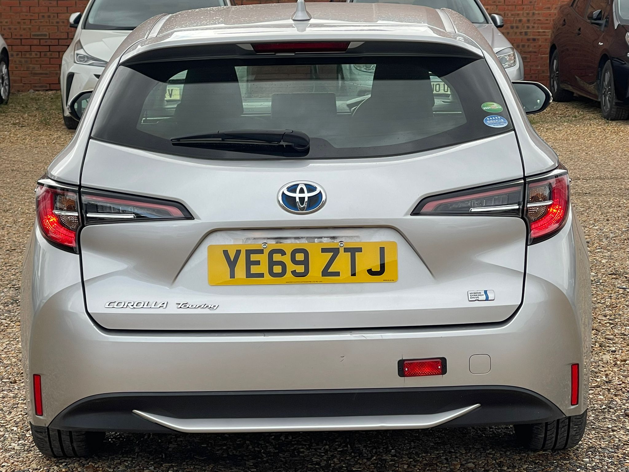 
								Toyota Corolla Touring full									